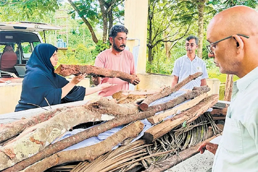 Muslim woman performs last rites of abandoned Hindu man